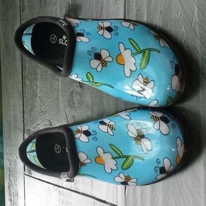 Women's Clogs With Bee and Daisy Pattern,  Water Proof